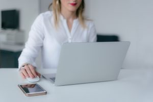 Kvinde bruger grå computer